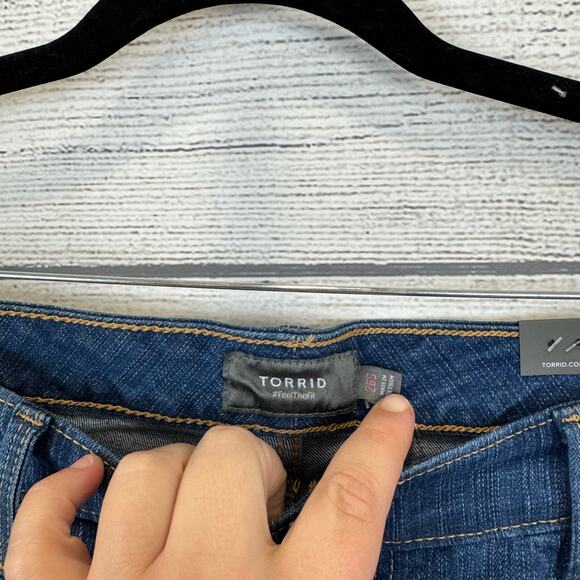 Torrid Plus Size Mid-Rise Stretch Rigid Boyfriend Distressed Jeans Size 26 Short - Picture 4 of 7